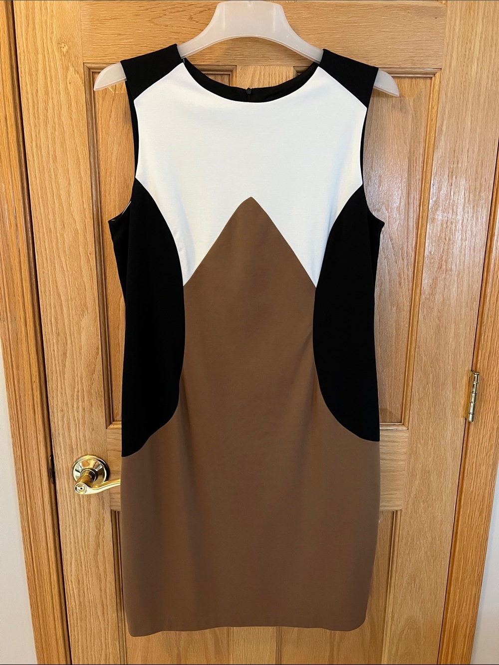 Ronni Nicole Colorblocked Sleeveless Shift Dress in White, Black & Brown